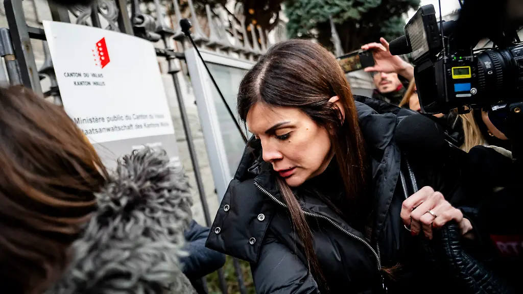 Die-Franzoesin-Jessica-Moretti-Frau-des-Betreibers-der-Bar-in-Crans-Montana-in-der-sich-der-toedliche-Brand-am-Neujahrstag-ereignete-kommt-zur-Anhoerung-bei-der-Walliser-Staatsanwaltschaft-Beim-Brand-in-der-Bar-Le-Constellation-an-der-Neujahrsfeier-im-Schweizer-Alpenort-Crans-Montana-kamen-40-Menschen-meist-Jugendliche-ums-Leben-und-116-wurden-schwer-verletzt