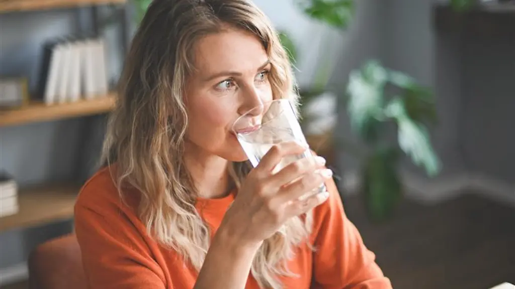 Regelmaessig-Wasser-zu-trinken-sollte-fuer-alle-zum-Alltag-gehoeren