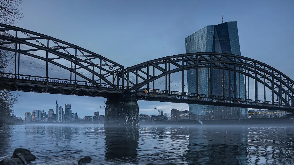 Nebel-zieht-in-Frankfurt-vor-der-Europaeischen-Zentralbank-EZB-ueber-den-Main-hinweg