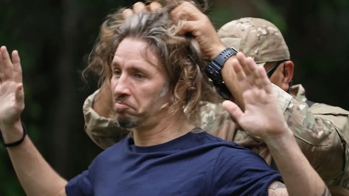 ACHTUNG-SPERRFRIST-FUeR-ALLE-MEDIEN-BIS-ZUM-SHOWENDE-FREITAG-23-JANUAR-2026-23-50-UHR-Gil-Ofarim-wird-vor-dem-Einzug-ins-Camp-von-den-Rangern-genau-untersucht-Die-Verwendung-des-sendungsbezogenen-Materials-ist-nur-mit-dem-Hinweis-und-Verlinkung-auf-RTL-gestattet