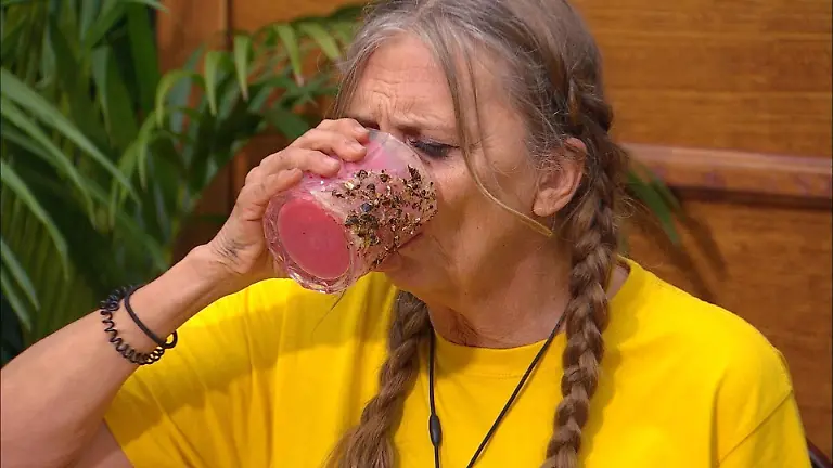 ACHTUNG-SPERRFRIST-FUeR-ALLE-MEDIEN-BIS-ZUM-SHOWENDE-FREITAG-23-JANUAR-2026-23-50-UHR-Nicole-Belstler-Boettcher-muss-bei-der-Dschungelpruefung-Die-Unfair-Raeter-ihren-Teller-innerhalb-von-einer-Minute-leer-bekommen-Auf-sie-warten-300-Milliliter-puerierte-Huehnerinnereien-Die-Verwendung-des-sendungsbezogenen-Materials-ist-nur-mit-dem-Hinweis-und-Verlinkung-auf-RTL-gestattet