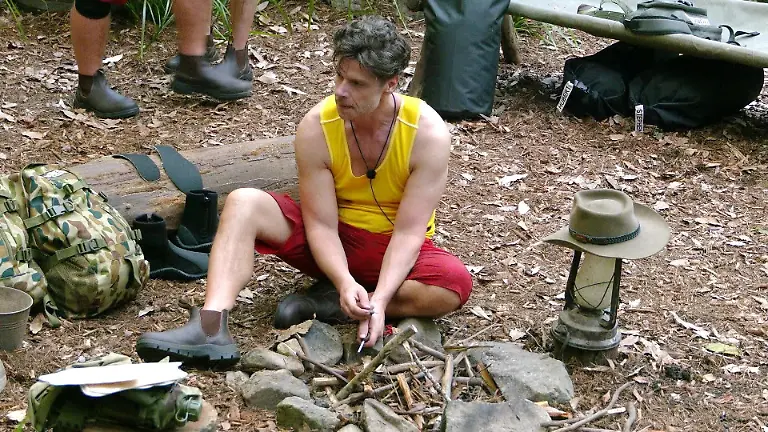 ACHTUNG-SPERRFRIST-FUeR-ALLE-MEDIEN-BIS-ZUM-SHOWENDE-FREITAG-23-JANUAR-2026-23-50-UHR-Stephen-Duerr-versucht-im-Camp-Snake-Rock-Feuer-zu-machen-Die-Verwendung-des-sendungsbezogenen-Materials-ist-nur-mit-dem-Hinweis-und-Verlinkung-auf-RTL-gestattet