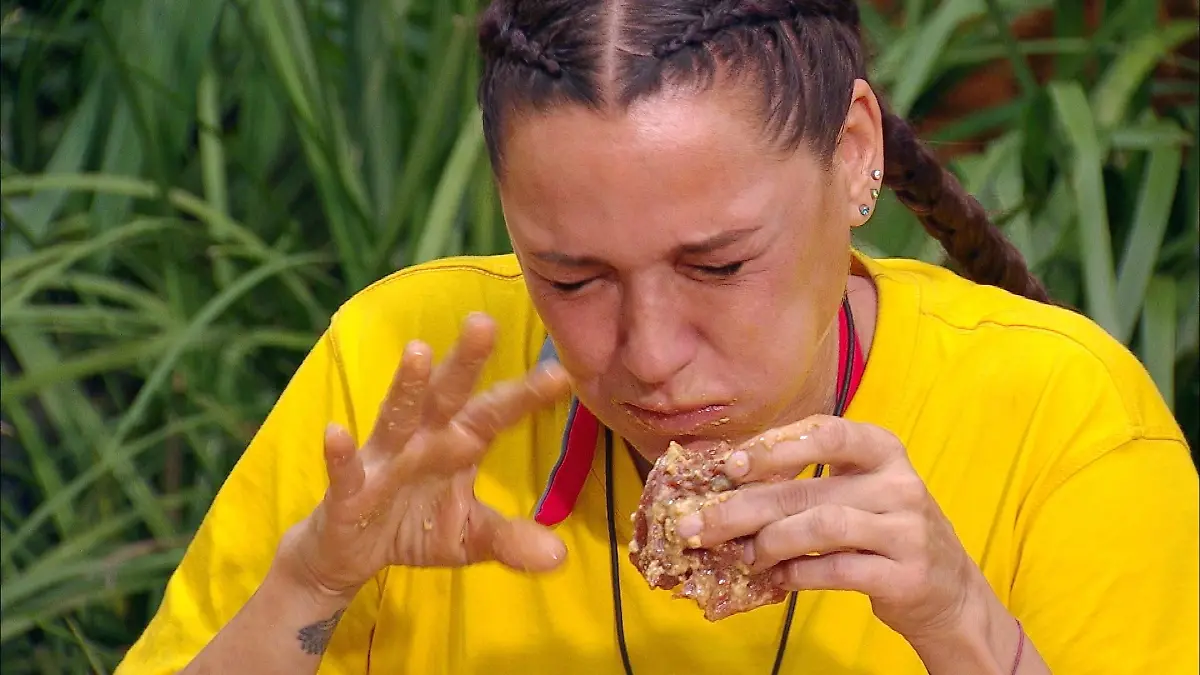 ACHTUNG-SPERRFRIST-FUeR-ALLE-MEDIEN-BIS-ZUM-SHOWENDE-FREITAG-23-JANUAR-2026-23-50-UHR-Simone-Ballack-muss-bei-der-Dschungelpruefung-Die-Unfair-Raeter-ihren-Teller-innerhalb-von-einer-Minute-leer-bekommen-Auf-sie-wartet-fermentierte-Melone-Die-Verwendung-des-sendungsbezogenen-Materials-ist-nur-mit-dem-Hinweis-und-Verlinkung-auf-RTL-gestattet