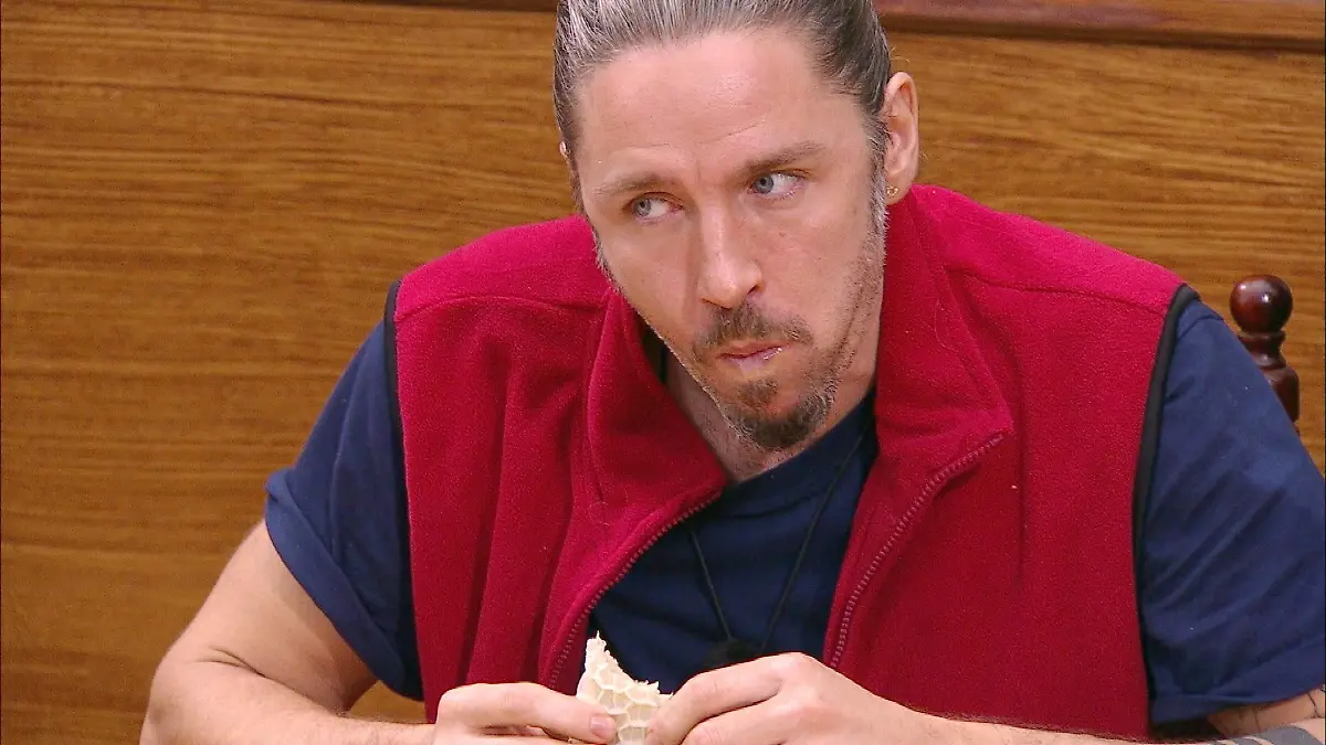 ACHTUNG-SPERRFRIST-FUeR-ALLE-MEDIEN-BIS-ZUM-SHOWENDE-FREITAG-23-JANUAR-2026-23-50-UHR-Gil-Ofarim-muss-bei-der-Dschungelpruefung-Die-Unfair-Raeter-seinen-Teller-innerhalb-von-einer-Minute-leer-bekommen-Auf-ihn-wartet-Kuh-Netzmagen-Die-Verwendung-des-sendungsbezogenen-Materials-ist-nur-mit-dem-Hinweis-und-Verlinkung-auf-RTL-gestattet