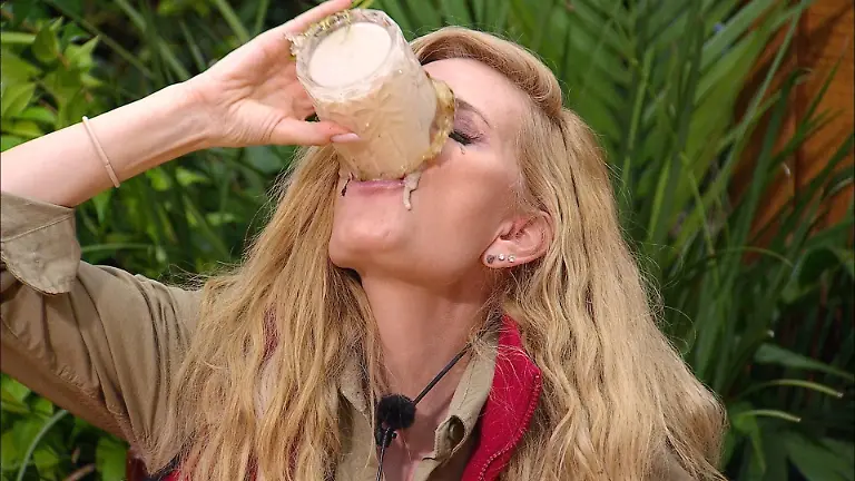 ACHTUNG-SPERRFRIST-FUeR-ALLE-MEDIEN-BIS-ZUM-SHOWENDE-FREITAG-23-JANUAR-2026-23-50-UHR-Mirja-du-Mont-muss-bei-der-Dschungelpruefung-Die-Unfair-Raeter-ihren-Teller-innerhalb-von-einer-Minute-leer-bekommen-Auf-sie-warten-300-Milliliter-puerierter-Ziegenmagen-Die-Verwendung-des-sendungsbezogenen-Materials-ist-nur-mit-dem-Hinweis-und-Verlinkung-auf-RTL-gestattet