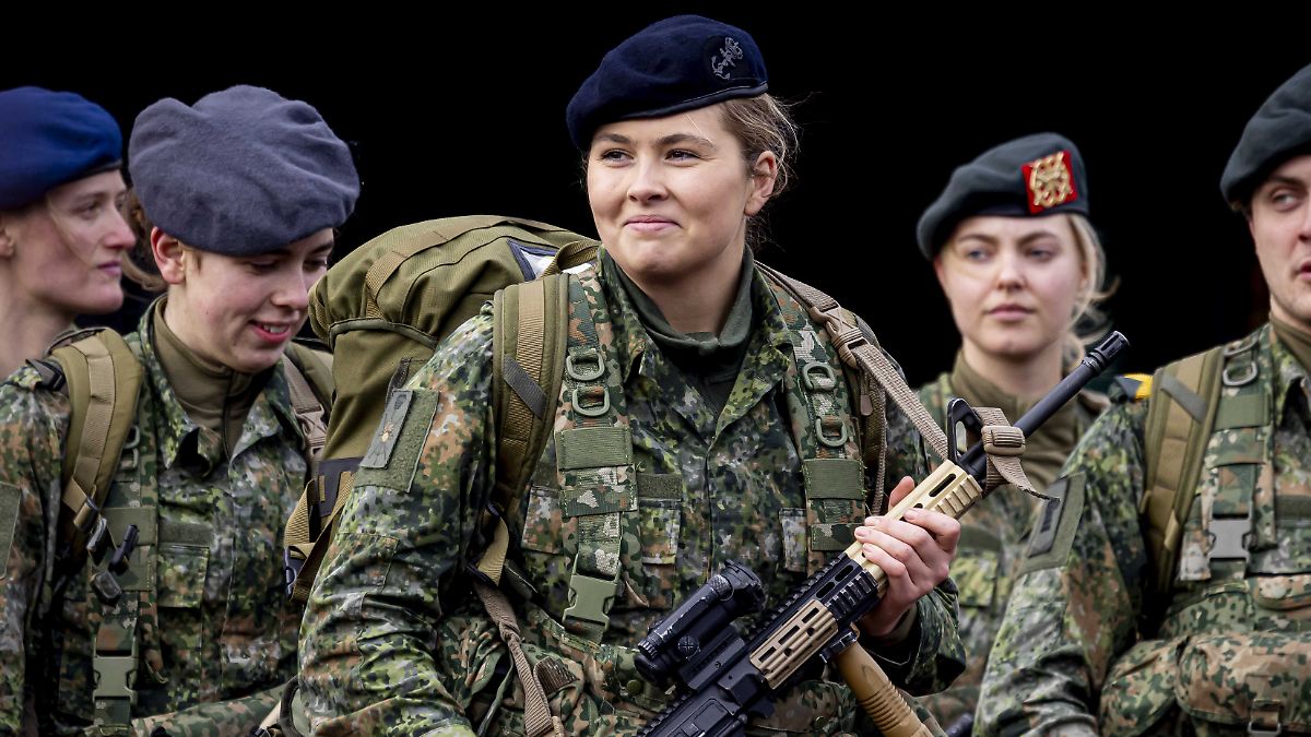 Mit-Gewehr-und-in-voller-Montur-Kronprinzessin-Amalia-beendet-Milit-rausbildung