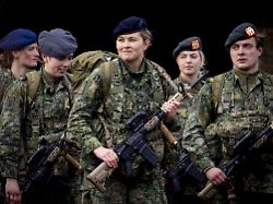 Mit Gewehr und in voller Montur: Kronprinzessin Amalia beendet Militärausbildung