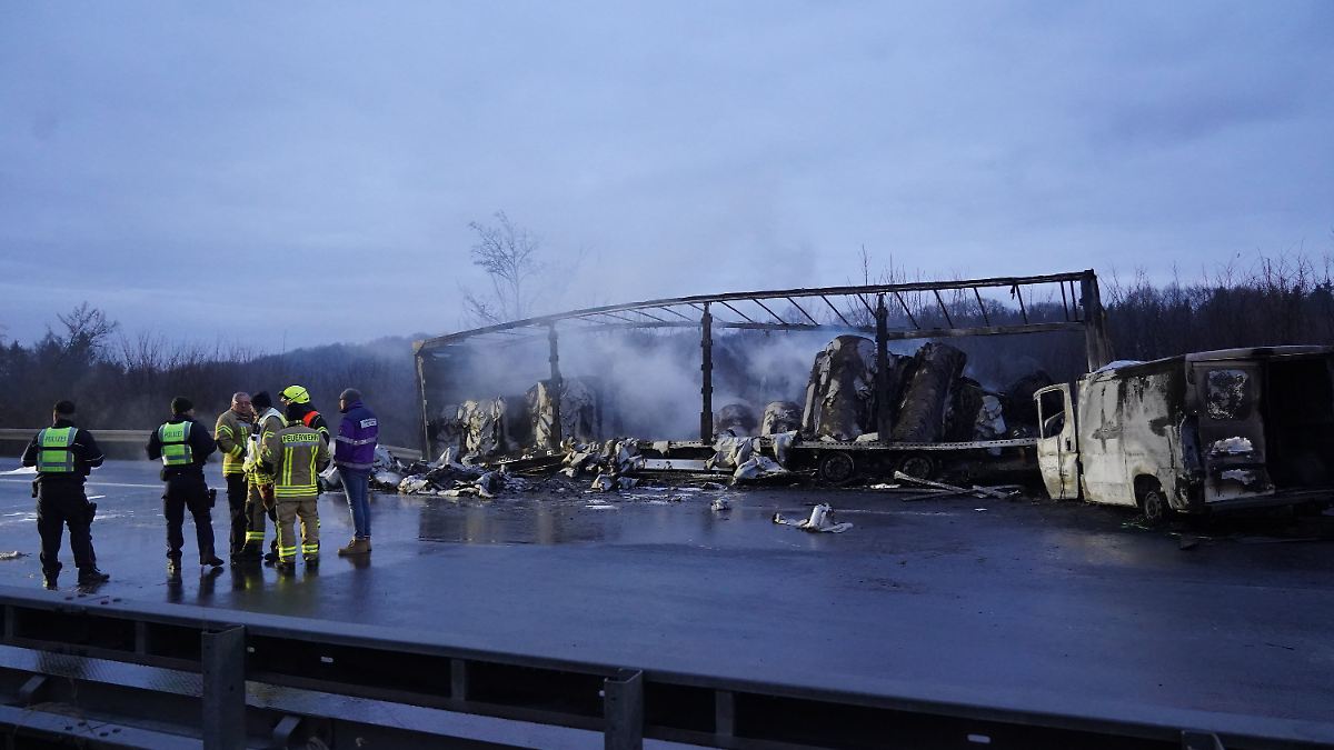 Teils-unbefahrbare-Stra-en-Hunderte-Unf-lle-und-drei-Tote-auf-eisglatten-Stra-en
