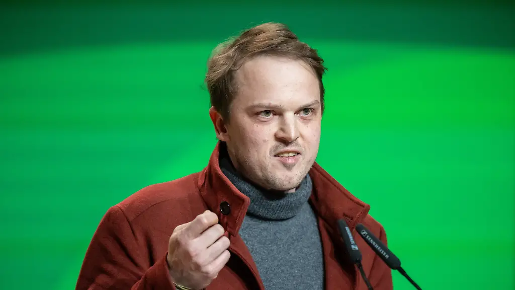 Erik-Marquardt-spricht-bei-der-Bundesdelegiertenkonferenz-der-Gruenen-in-der-Debatte-zur-Migration-Beim-dreitaegigen-Parteitag-von-Buendnis90-Die-Gruenen-soll-ein-neuer-Bundesvorstand-gewaehlt-und-Wirtschaftsminister-Habeck-zum-Spitzenkandidat-fuer-die-Bundestagswahl-2025-bestimmt-werden