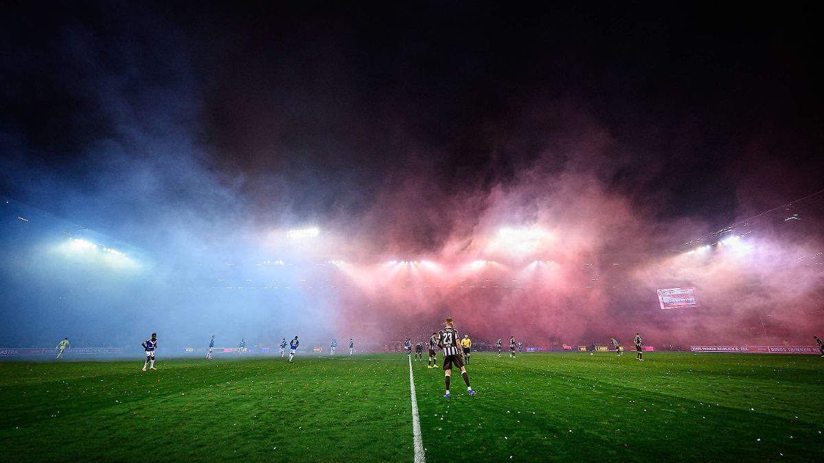 Pyro-und-viel-Langeweile-Hamburger-Derby-verk-mmert-zu-schlaffem-Gruselkick