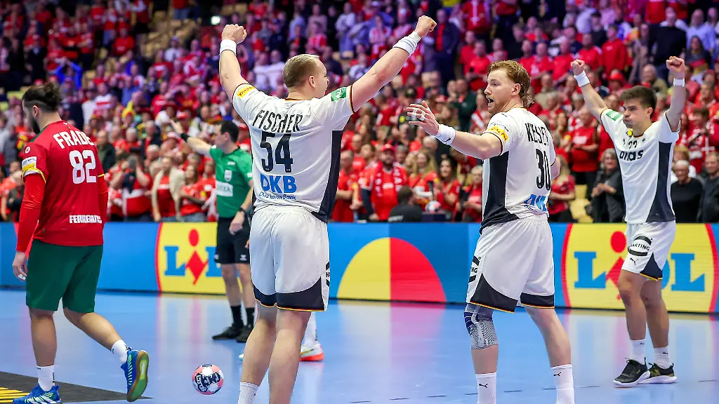 22-01-2026-Handball-Men-s-EHF-EURO-2026-Deutschland-Portugal-Jyske-Bank-Boxen-in-Herning-Daenemark-Main-Round-Abschlussjubel-nach-dem-deutschen-Sieg-gegen-Portugal-Justus-Fischer-Germany-54-Tom-Kiesler-Germany-30-Renars-Uscins-Germany-23-jubelnd-auf-dem-Spielfeld