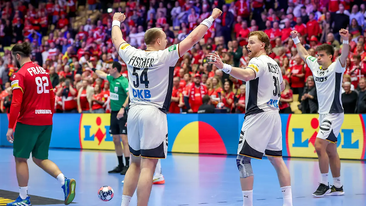 22-01-2026-Handball-Men-s-EHF-EURO-2026-Deutschland-Portugal-Jyske-Bank-Boxen-in-Herning-Daenemark-Main-Round-Abschlussjubel-nach-dem-deutschen-Sieg-gegen-Portugal-Justus-Fischer-Germany-54-Tom-Kiesler-Germany-30-Renars-Uscins-Germany-23-jubelnd-auf-dem-Spielfeld