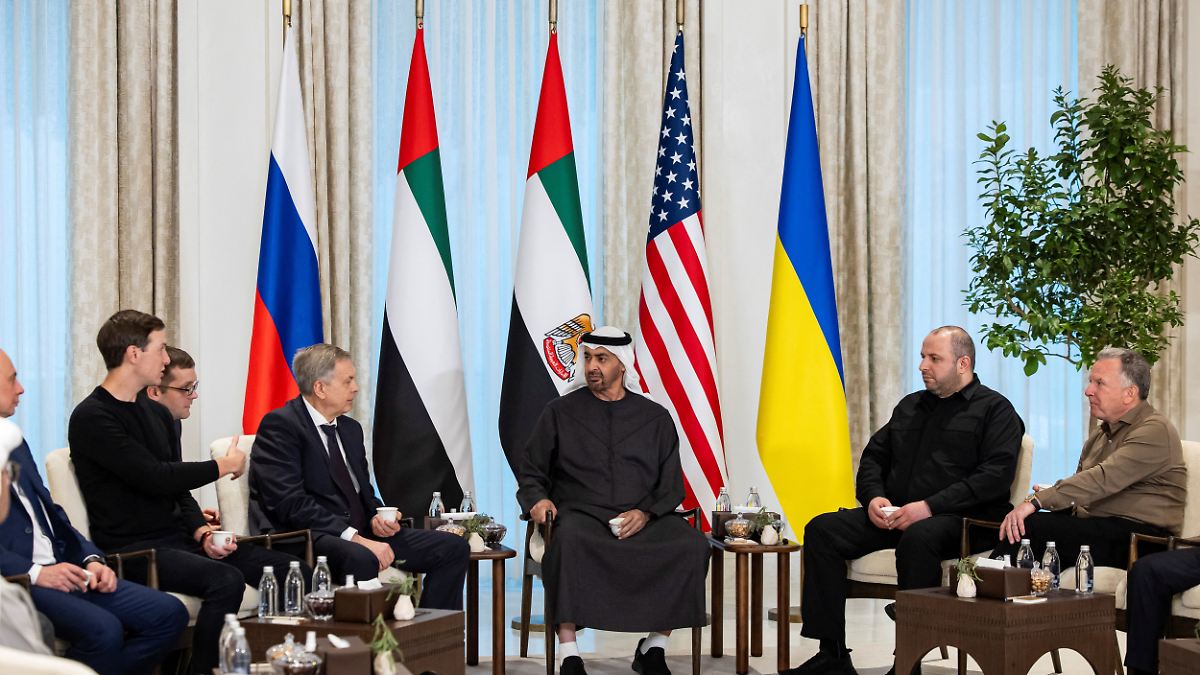 Streitpunkt-Donbass-Russen-und-Ukrainer-treffen-sich-in-Abu-Dhabi-in-einem-Raum