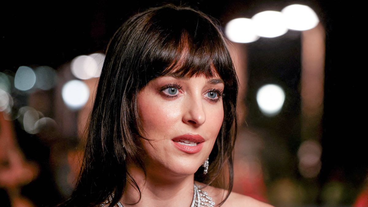 Neue-Beziehung-Dakota-Johnson-turtelt-mit-Musiker-Role-Model-durch-Los-Angeles