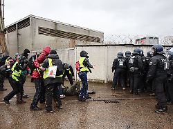 Hessen: Hessens Sonderweg: Entschädigung für attackierte Polizisten