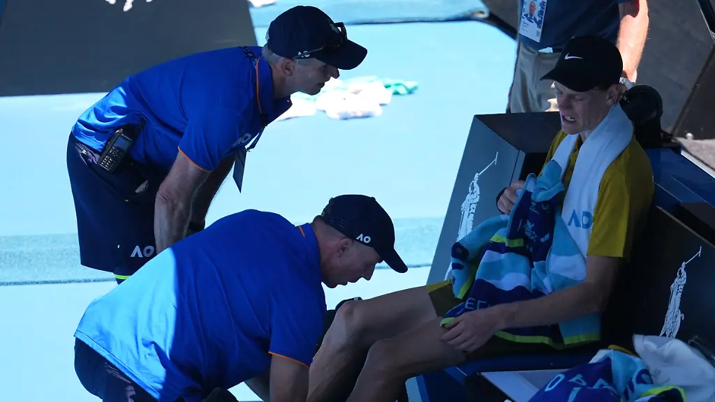 Tennis-Grand-Slam-Australian-Open-Einzel-Maenner-3-Runde-Jannik-Sinner-aus-Italien-wird-von-Trainern-behandelt