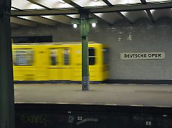 Zigarette im Gleisbett: Teenager stirbt durch Stromschlag in Berliner U-Bahnhof