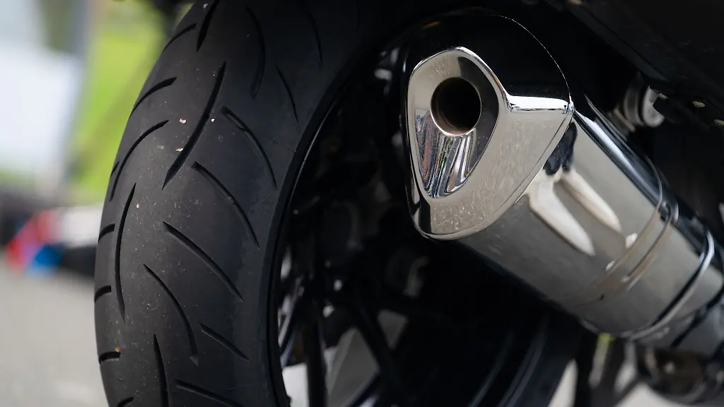 Der-eifersuechtige-Motorradfahrer-folgt-dem-jungen-Paar-und-attackiert-schliesslich-den-Fahrer-des-anderen-Motorrads