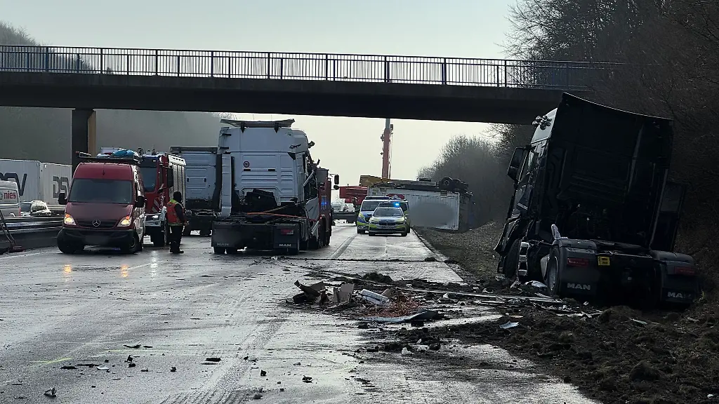 Unfallserie-auf-der-A44-am-Freitagfrueh-am-Samstag-blieb-es-trotz-Glatteiswarnung-vorerst-ruhig-auf-den-Strassen