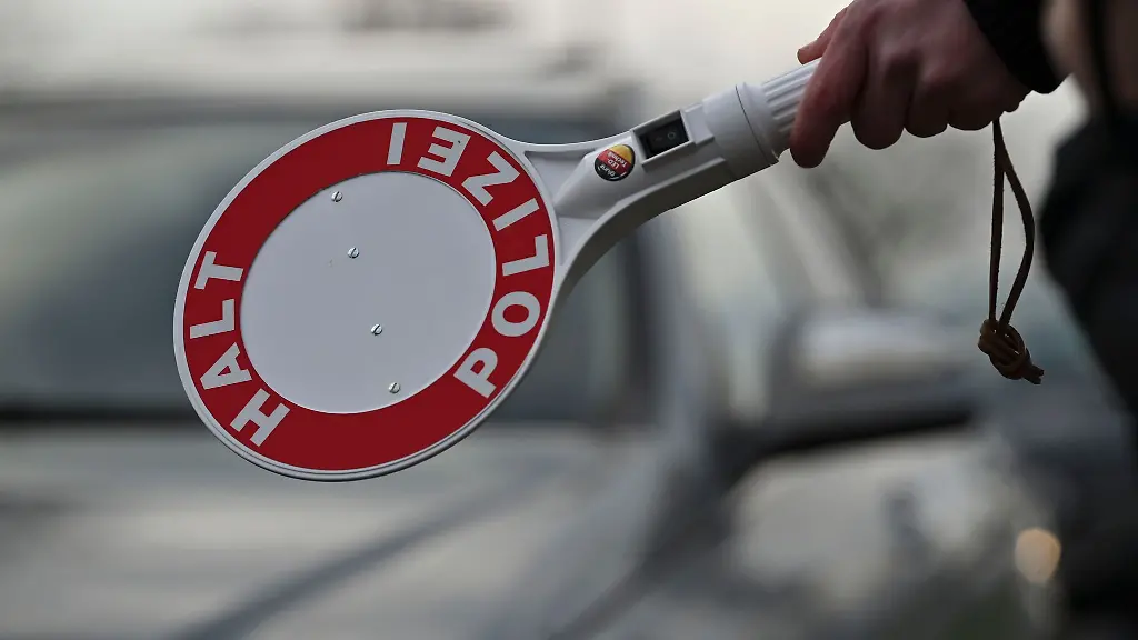 Bei-einer-Kontrolle-auf-der-Autobahn-8-in-Oberbayern-stellte-die-Polizei-10-Kilo-Haschisch-sicher