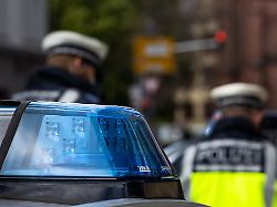 Baden-Württemberg: Straßenbahn und Auto kollidieren - 31-Jährige eingeklemmt