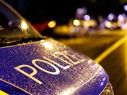 Ganze Fahrbahn abgesperrt: Unbekannte stellen LKW-Auflieger nachts quer auf Autobahn