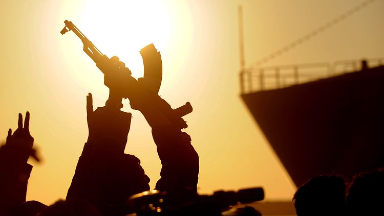 Die türkische Marine holt tausende Verletzte aus der umkämpften Stadt Misrata.