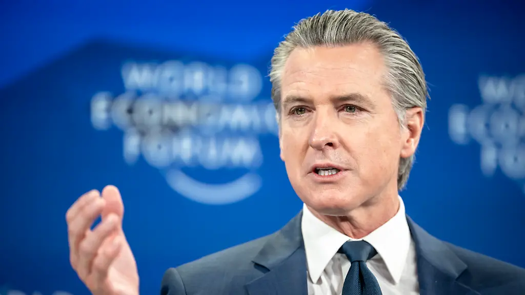 Gavin-Newsom-Gouverneur-von-Kalifornien-spricht-waehrend-einer-Sitzung-an-der-56-Jahrestagung-des-Weltwirtschaftsforums-WEF-Das-Treffen-unter-dem-Thema-A-Spirit-of-Dialogue-bringt-Unternehmer-Wissenschaftler-Unternehmens-und-Politikfuehrer-in-Davos-zusammen-und-findet-vom-19-bis-23-Januar-in-Davos-statt