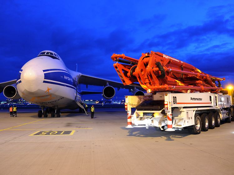 Eine Pumpe von Putzmeister wird in ein Transportflugzeug verladen. Sie wird später in Fukushima eingesetzt.