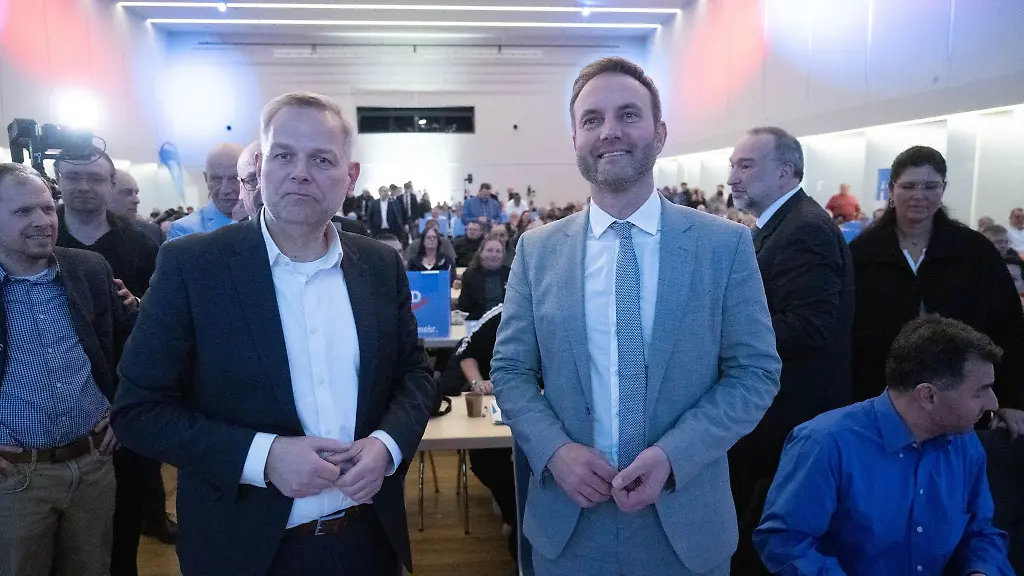 Mit-der-Wahl-des-AfD-Co-Landeschefs-Enrico-Schult-r-auf-Listenplatz-1-zur-MV-Landtagswahl-setzte-sich-sein-Landessprecherkollege-und-Ministerpraesidentenkandidat-Leif-Erik-Holm-l-mit-seinem-Wunschkandidaten-durch