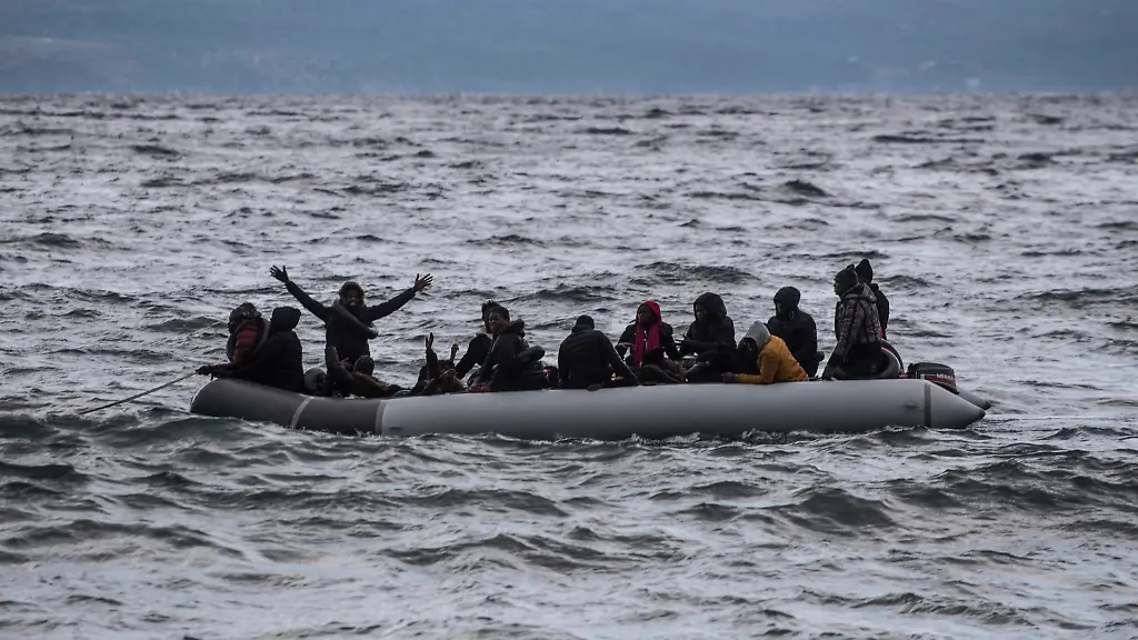 ARCHIV-29-02-2020-Griechenland-Lesbos-Migranten-kommen-in-einem-Schlauchboot-auf-dem-Weg-aus-der-Tuerkei-zur-griechischen-Insel-Lesbos