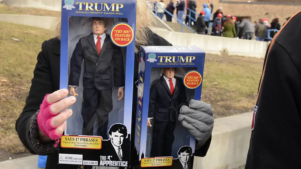 Bilder-des-Tages-A-vendor-sells-dolls-of-billionaire-businessman-Donald-J-Trump-2016-Republican-presidential-candidate-outside-a-school-where-Trump-will-appear-January-31-2016-in-Council-Bluffs-Iowa-Trump-is-leading-in-many-polls-against-a-large-field-of-GOP-candidates-including-Texas-Sen-Ted-Cruz-Florida-Sen-Marco-Rubio-and-retired-neurosurgeon-Ben-Carson-as-they-head-into-the-homestretch-ahead-of-Iowa-s-first-in-the-nation-caucuses-February-1