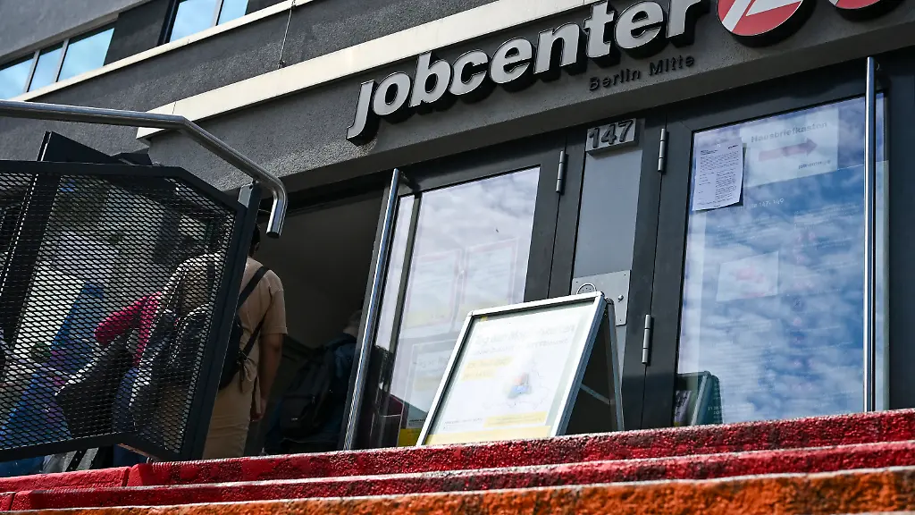 ARCHIV-25-06-2025-Berlin-Der-Eingang-zum-Jobcenter-Berlin-Mitte