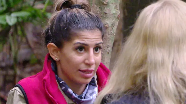 ACHTUNG-SPERRFRIST-FUeR-ALLE-MEDIEN-BIS-ZUM-SHOWENDE-SAMSTAG-24-JANUAR-2026-22-30-UHR-Spaeter-schildert-Eva-Benetatou-an-der-Waschstelle-Mirja-ihre-Situation-als-alleinerziehende-Mutter-raeumt-Fehler-ein-und-wirft-Samira-vor-Samira-haut-drauf-Das-ist-Hetze-und-ganz-klar-Rufschaedigung-Die-Verwendung-des-sendungsbezogenen-Materials-ist-nur-mit-dem-Hinweis-und-Verlinkung-auf-RTL-gestattet