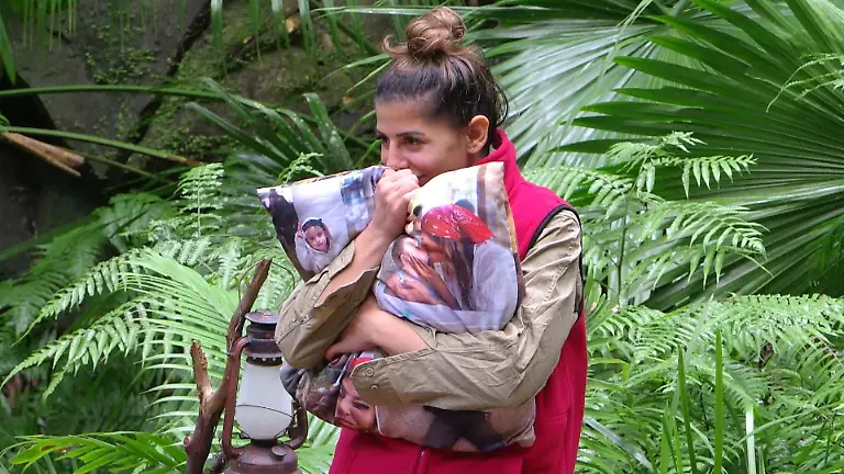 ACHTUNG-SPERRFRIST-FUeR-ALLE-MEDIEN-BIS-ZUM-SHOWENDE-SAMSTAG-24-JANUAR-2026-22-30-UHR-Eva-Benetatou-drueckt-das-Kissen-auf-dem-die-Gesichter-ihrer-Liebsten-abgebildet-sind-Die-Verwendung-des-sendungsbezogenen-Materials-ist-nur-mit-dem-Hinweis-und-Verlinkung-auf-RTL-gestattet