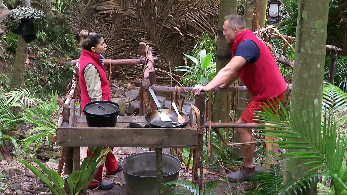 ACHTUNG-SPERRFRIST-FUeR-ALLE-MEDIEN-BIS-ZUM-SHOWENDE-SAMSTAG-24-JANUAR-2026-22-30-UHR-Mir-wurde-ja-immer-gesagt-dass-ich-Frauen-klein-mache-um-mich-gross-zu-machen-rechtfertigt-sich-Patrick-Romer-waehrend-er-Eva-Benetatou-beim-Abwasch-hilft-Die-Verwendung-des-sendungsbezogenen-Materials-ist-nur-mit-dem-Hinweis-und-Verlinkung-auf-RTL-gestattet