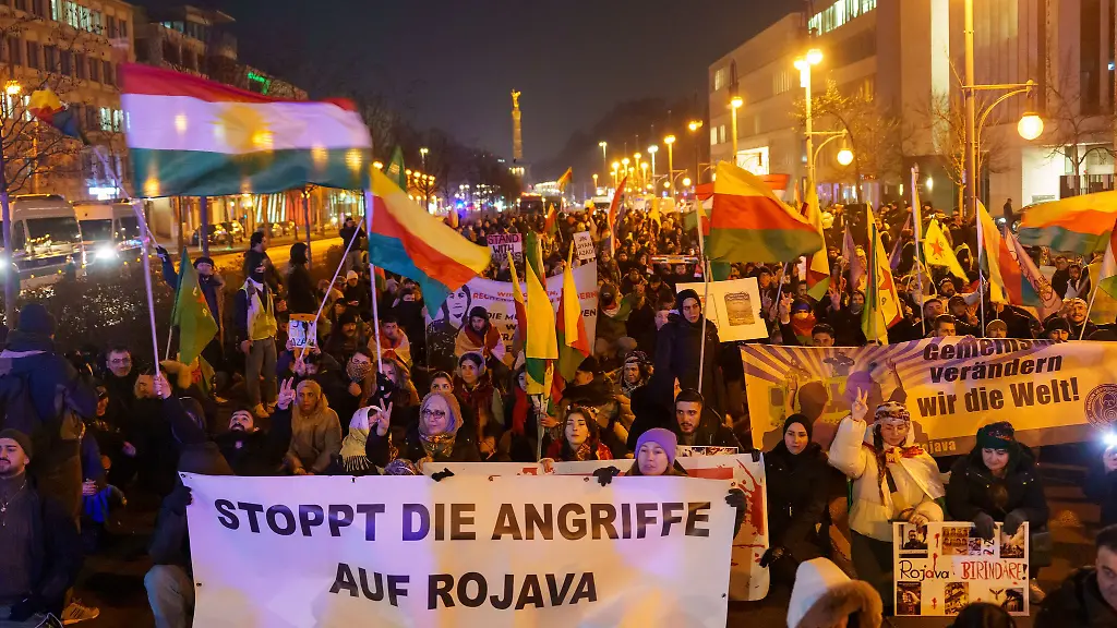 Seit-Tagen-demonstrieren-in-Berlin-Menschen-fuer-das-im-Norden-Syriens-gelegene-kurdische-Rojava