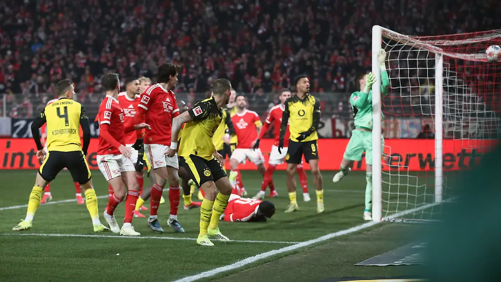 24-01-2026-xtgx-Fussball-1-Bundesliga-Union-Berlin-Borussia-Dortmund-v-l-Nico-Schlotterbeck-Borussia-Dortmund-Torschuetze-erzielt-das-Tor-Treffer-scores-the-goal-0-2-Frederik-Roennow-1