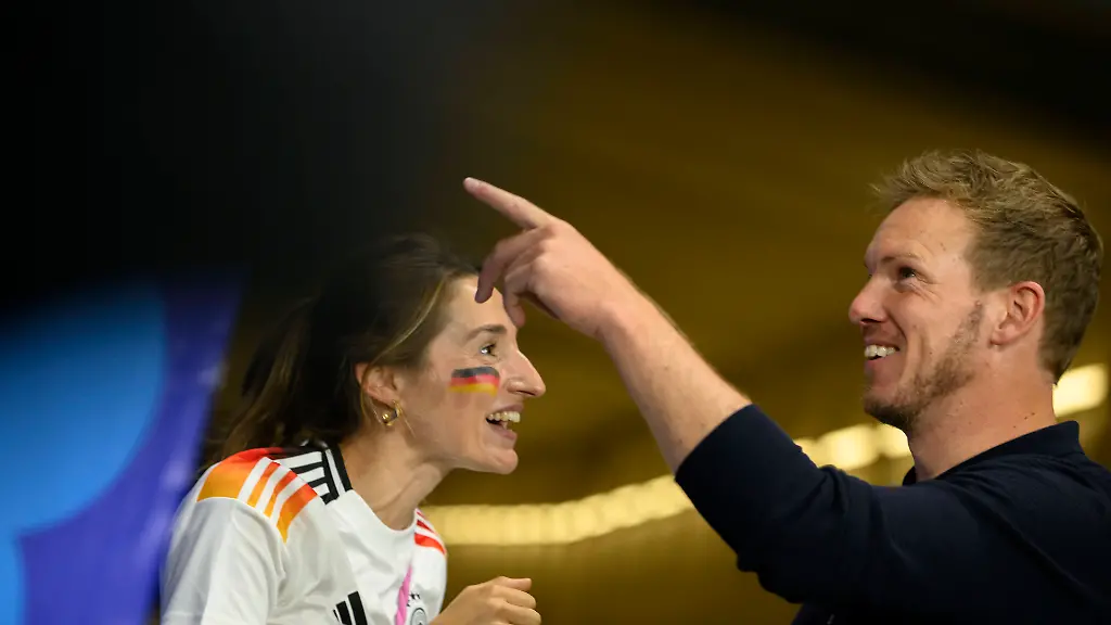 Trainer-Bundestrainer-Julian-NAGELSMANNGER-mit-seiner-Freundin-Lena-WURZENBERGER-nach-dem-Spiel-Vorrunde-3-Spieltag-Gruppe-A-Match-M25-Schweiz-SUI-Deutschland-GER-1-1-am-23-06-2024-in-Frankfurt-Deutschland-Fussball-Europameisterschaft-2024-vom-14-06-14-07-2024-in-Deutschland