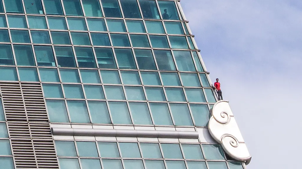 View-of-American-climber-Alex-Honnold-climbing-the-Taipei-101-tower-facade-without-rope-or-harness-in-a-free-solo-ascent-in-Taipei-Taiwan-January-25-2026-The-event-is-livestreamed-by-Netflix-Vue-du-grimpeur-americain-Alex-Honnold-escaladant-la-facade-de-la-tour-Taipei-101-sans-corde-ni-harnais-en-free-solo-a-Taipei-Taiwan-le-25-Janvier-2026-L-exploit-est-diffuse-en-direct-sur-Netflix