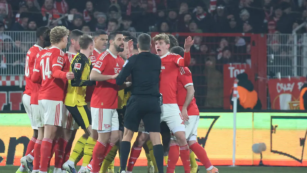 1-Fussball-Bundesliga-Union-Berlin-Borussia-Dortmund-24-01-2026-Rudelbildung-Aljoscha-Kemlein-1-FC-Union-Berlin-6-protestiert-waehrend-der-Begegnung-in-der-1-Fussball-Bundesliga-Union-Berlin-Borussia-Dortmund-in-Berlin-Stadion-An-der-alten-Foersterei-am-24-01-2026-DFB-regulations-prohibit-any-use-of-photographs-as-image-sequences-and-or-quasi-video