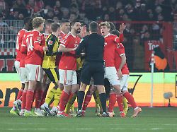 "Feiere das, wenn dicke Luft ist": Bewaffneter BVB treibt ein Stadion in den kollektiven Hass