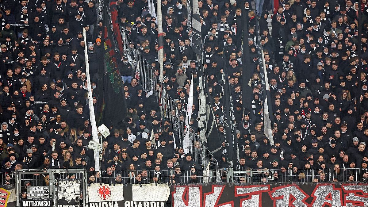 Erst-absolute-Stille-dann-Pfiffe-Frankfurter-Fans-wenden-sich-gegen-abst-rzende-Eintracht