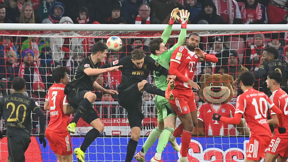 Torwartfehler-Torwart-Jonas-URBIG-Bayern-Muenchen-Arthur-CHAVES-FC-Augsburg-4-v-li-koepft-ein-zum-1-1-Aktion-Kopfball-Fussball-1-Bundesliga-Saison-2025-2026-19-Spieltag-Spieltag19-FC-Bayern-Muenchen-FC-Augsburg-1-2-am-24-01-2026-A-L-L-I-A-N-Z-A-R-E-N-A