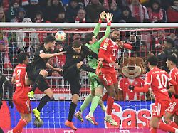 Nur zwei Tage nach Transfer : Coup gegen FC Bayern macht Augsburger Torschützen fassungslos