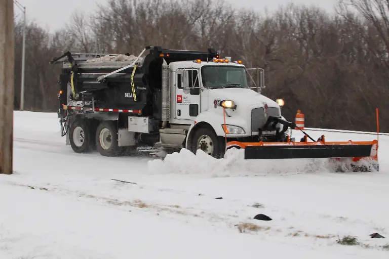 A-snow-plow-travels-south-of-Hwy-61-in-Memphis-Tennessee-USA-on-January-24-2026-Memphis-weather-conditions-are-a-result-of-a-large-winter-storm-that-stretches-across-a-large-area-of-the-United-States