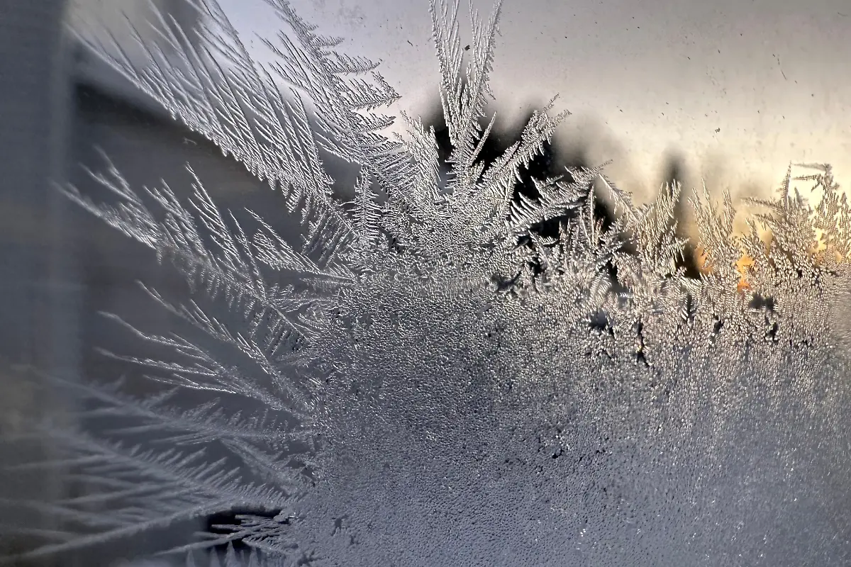 Eiskristalle-bilden-sich-in-einem-Kuechenfenster-in-Lowville-in-New-York