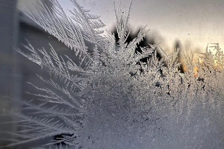 Eiskristalle-bilden-sich-in-einem-Kuechenfenster-in-Lowville-in-New-York