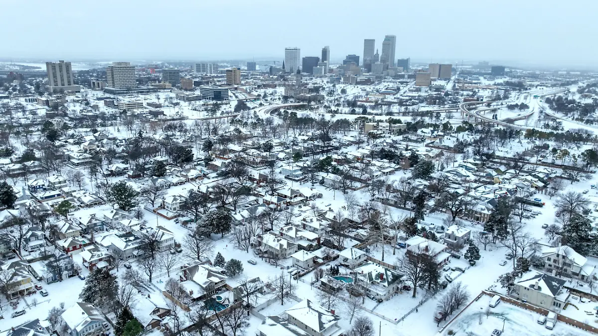 Schnee-bedeckt-die-Stadt-waehrend-eines-Wintersturms-in-Tulsa-Okla