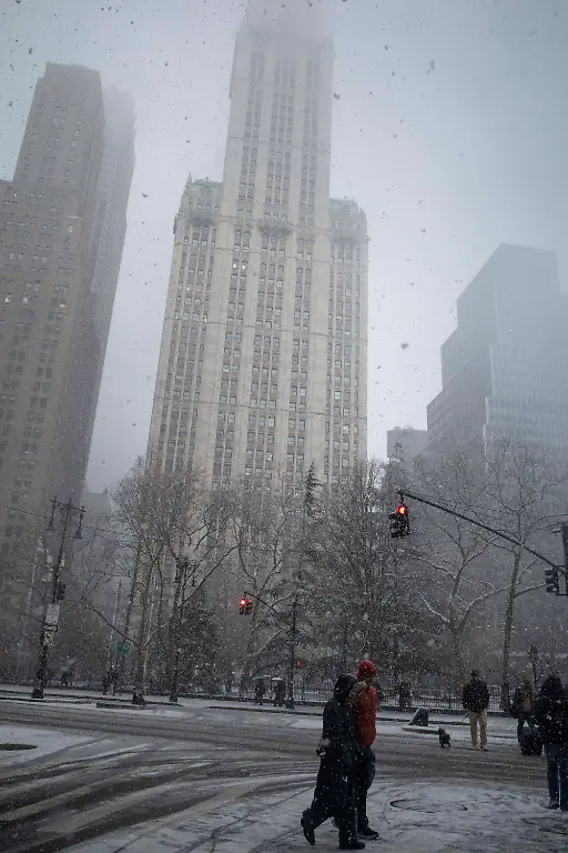 January-17-2026-New-York-New-York-USA-Pedestrians-cross-a-street-in-Manhattan-s-Financial-District-in-falling-snow
